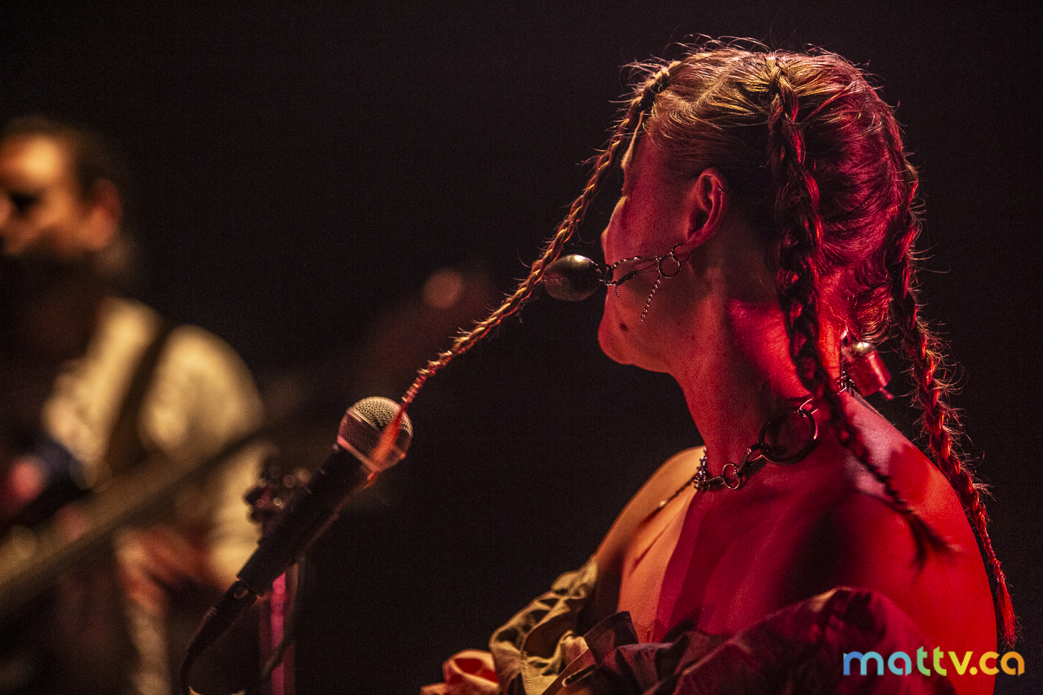 Allysha Joy de côté sur la scène TD