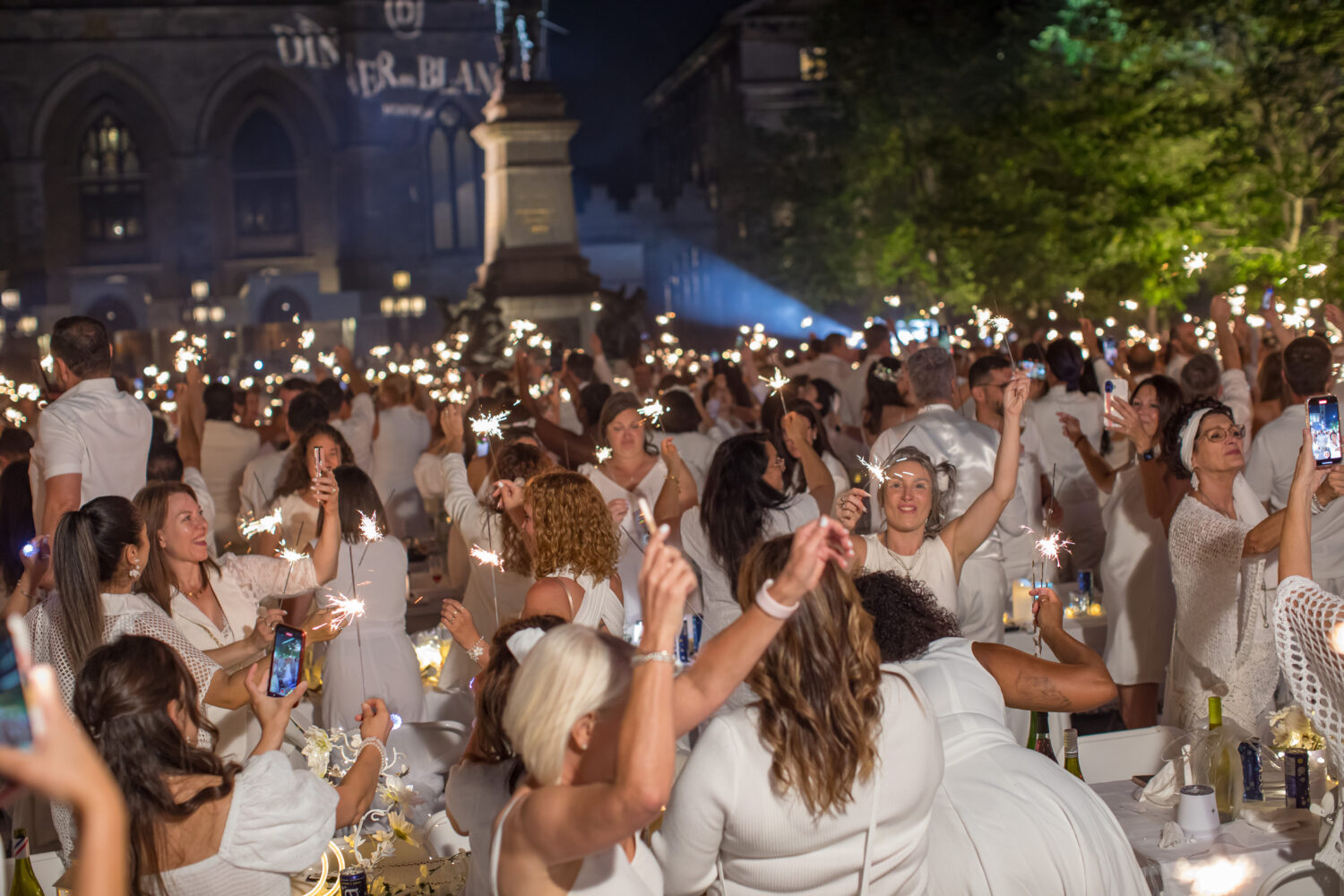 foule illuminée devant la Basilique Notre-Dame