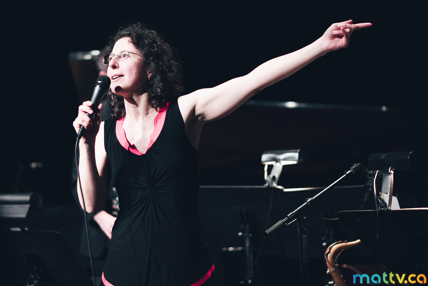 Kim Richardson avec un micro