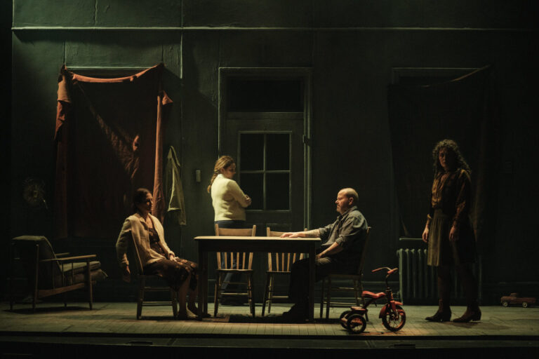 Levée du rideau vert pour À toi, pour toujours, ta Marie-Lou