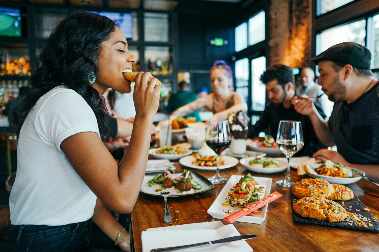 groupe de gens à une table au restaurant