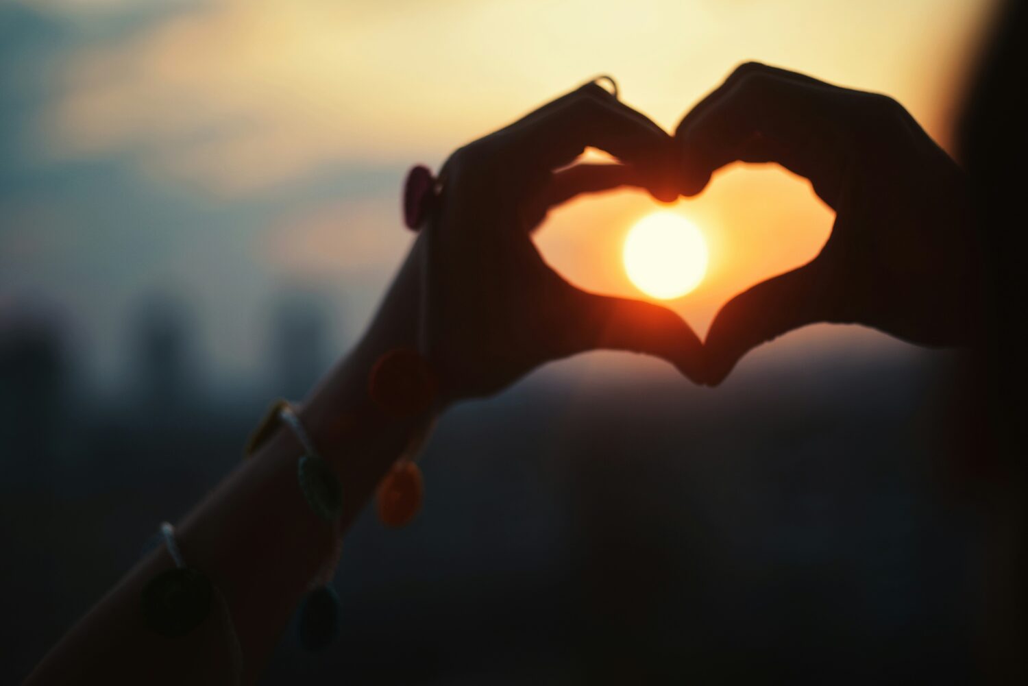 coeur générique avec les mains