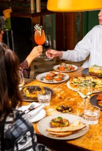 groupe qui mange au restaurant