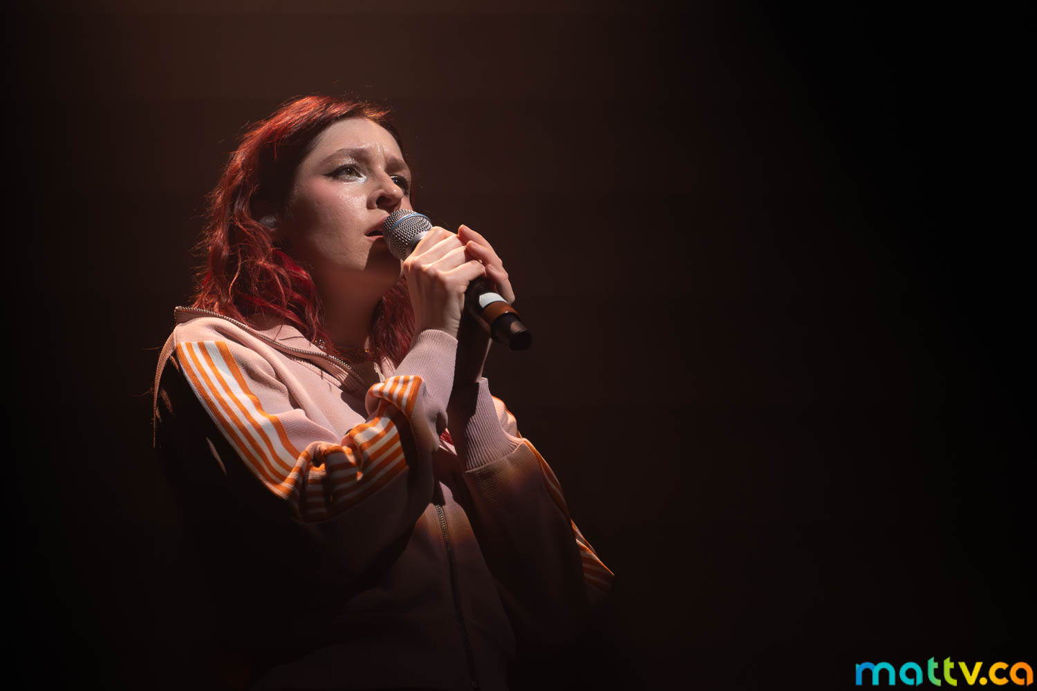 Lou-Adriane Cassidy avec un micro