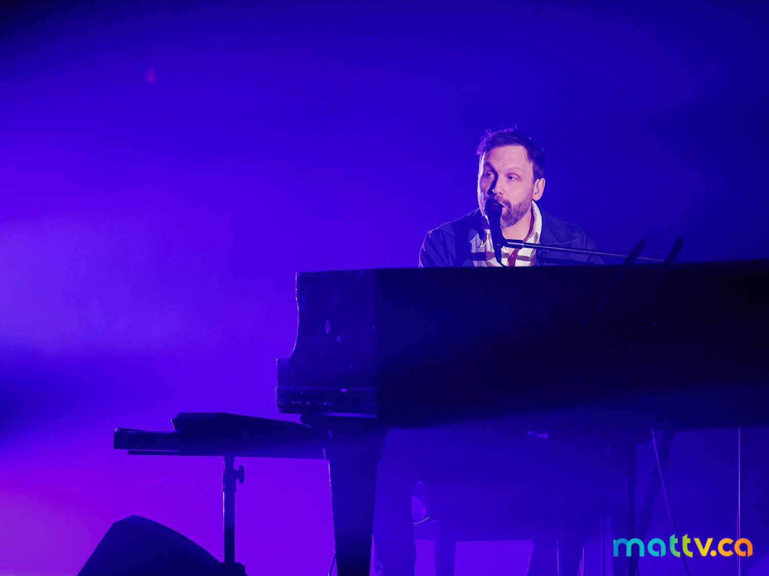 Émile Proulx-Cloutier devant un piano