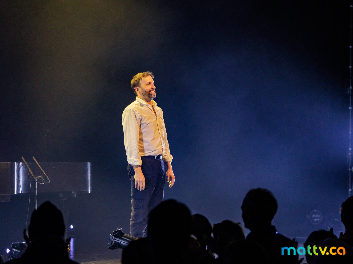 Émile Proulx-Cloutier debout devant la foule