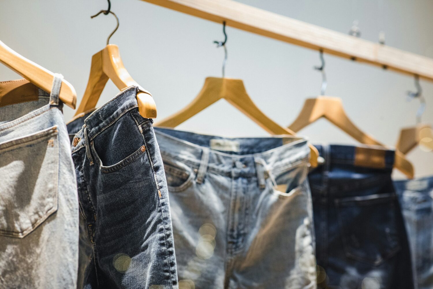 Jeans accrochés sur des cintres