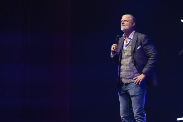 Dominic Paquet comprend la game de l&rsquo;humour au Québec