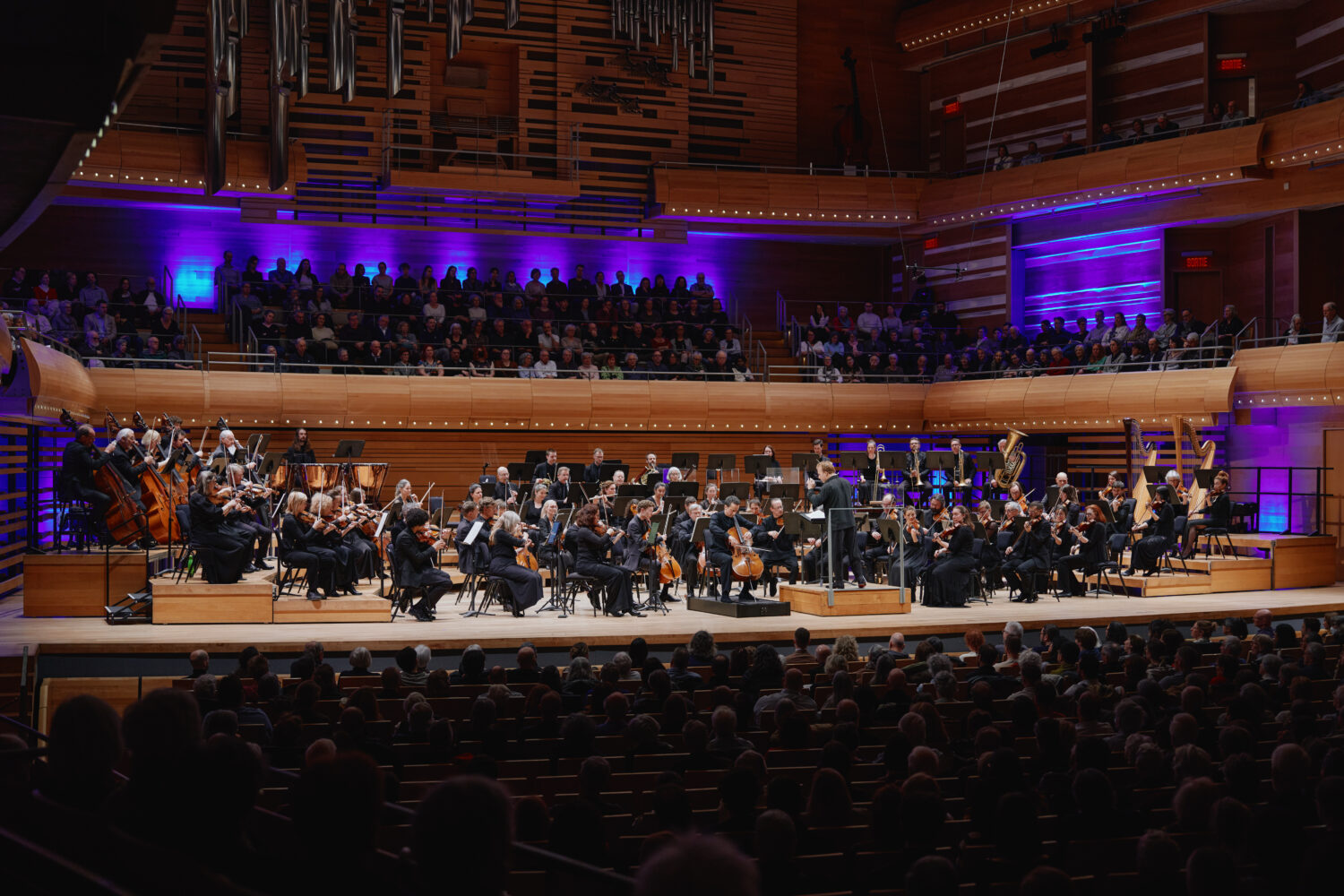 Yannick Nézet-Séguin et l’Orchestre Métropolitain devant l'auditoire
