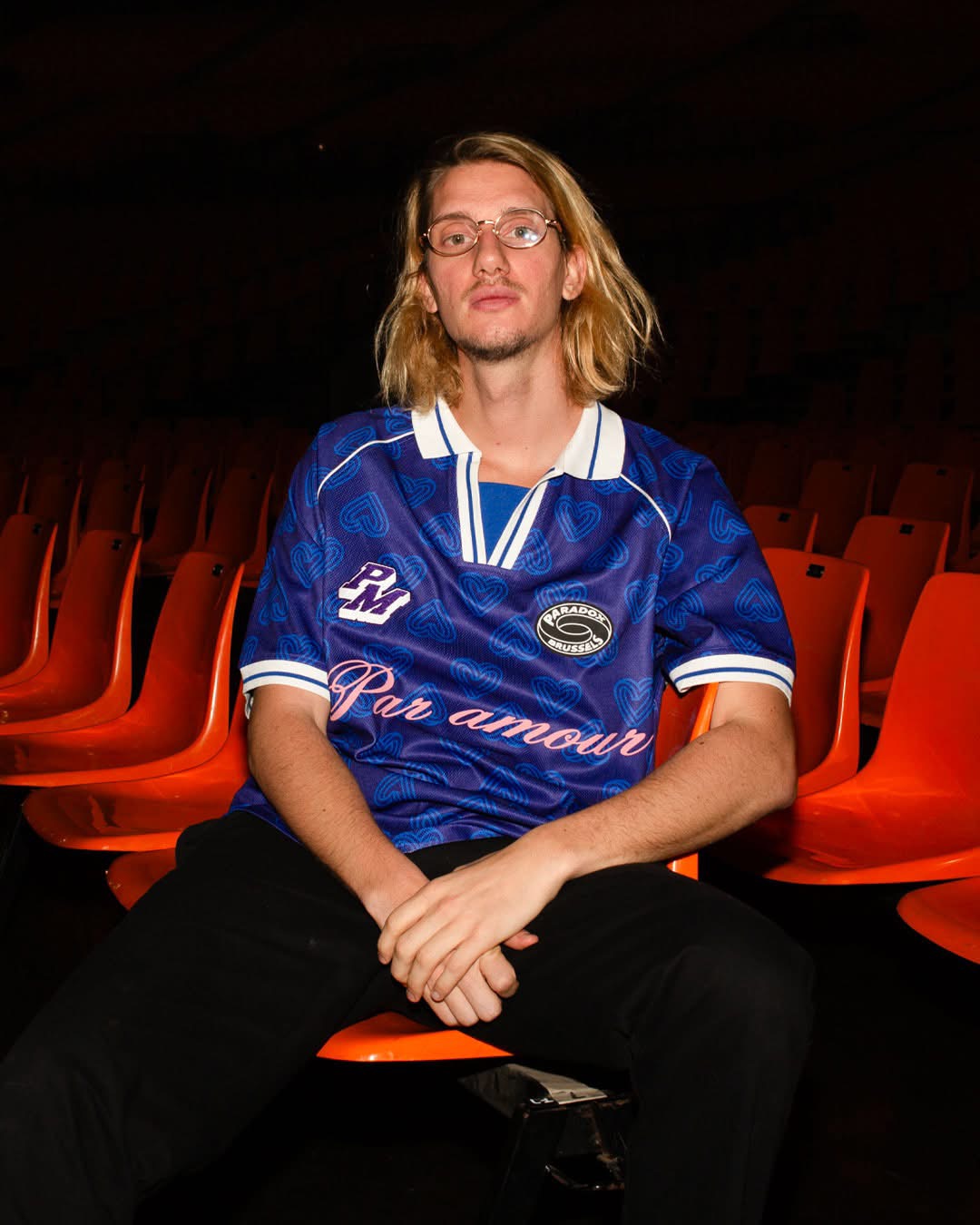 Paul Mirabel assis dans une salle