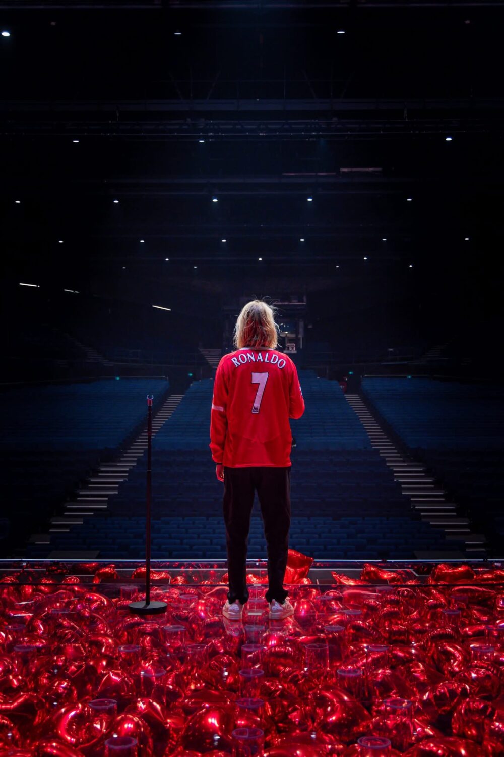 Paul Mirabel devant une salle vide