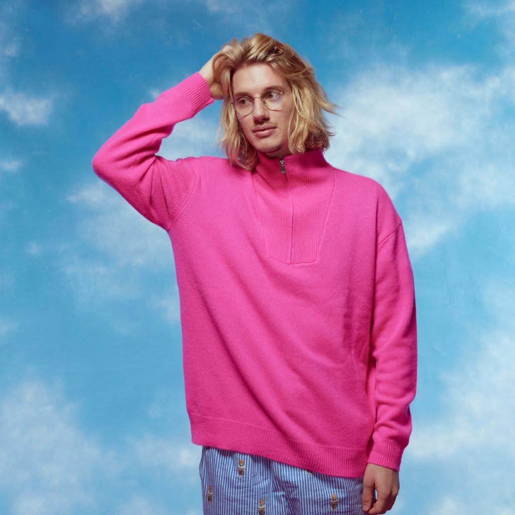 Paul Mirabel en chandail rose