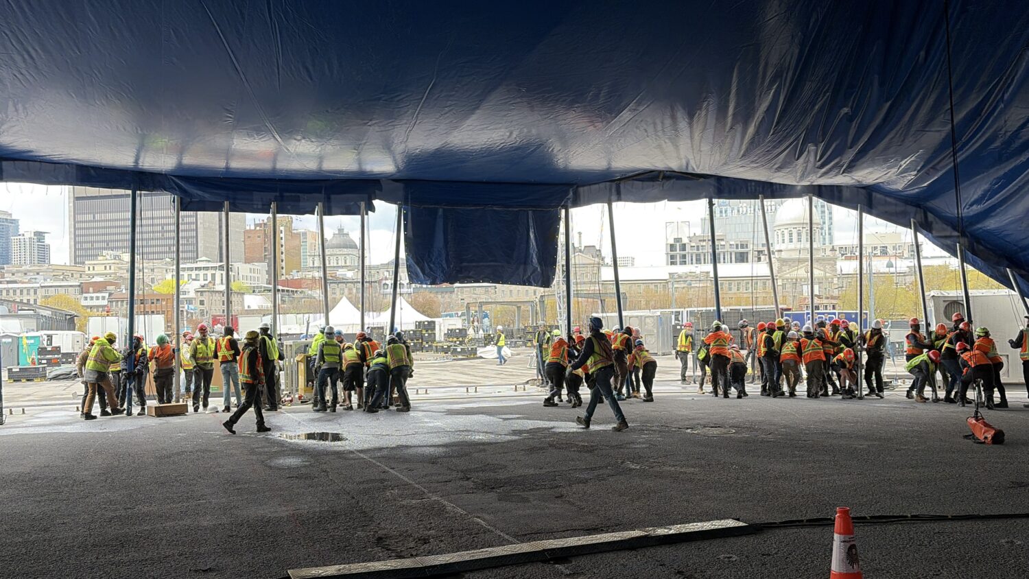 levée du chapiteau du cirque du soleil