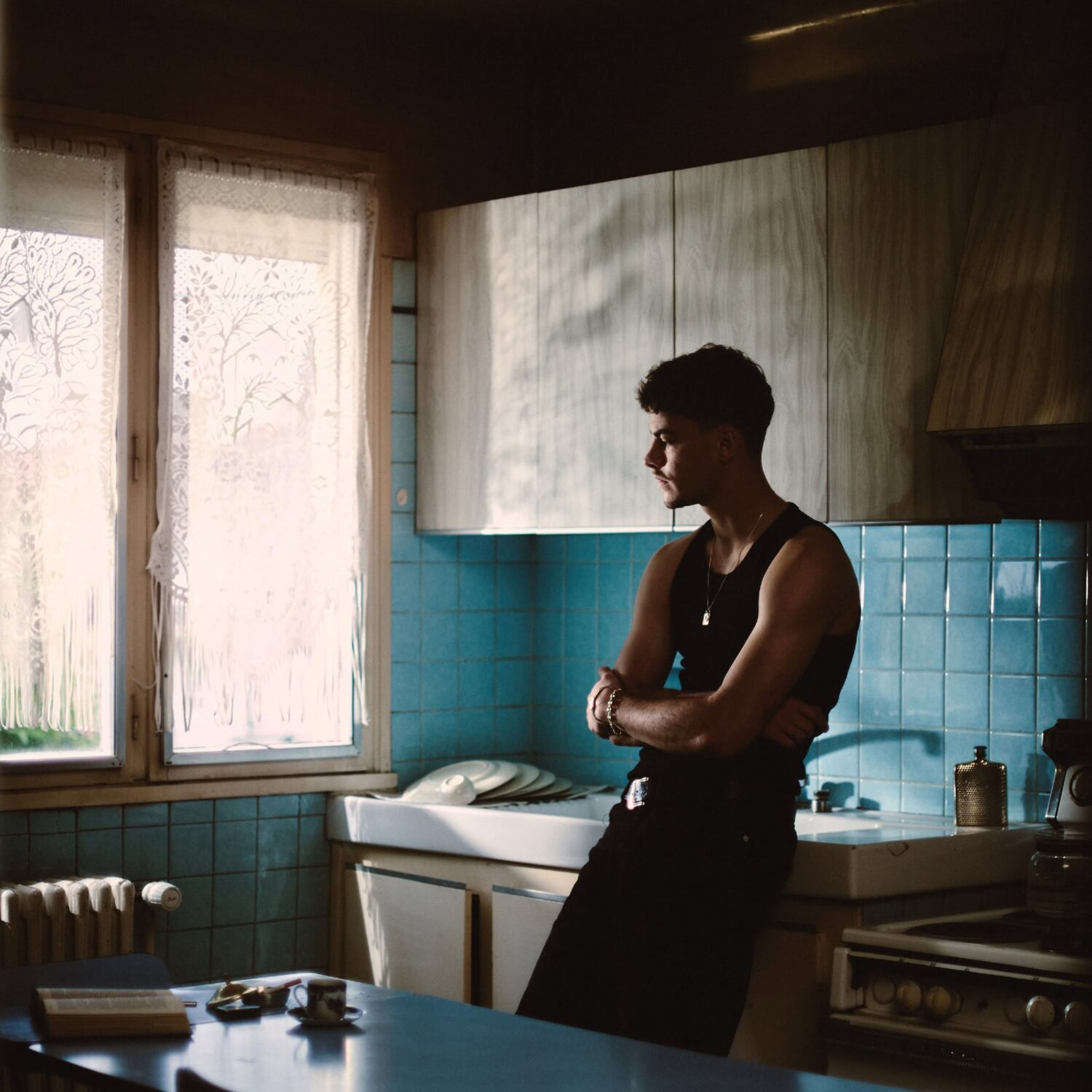 Bekar, artiste espagnol, dans une cuisine