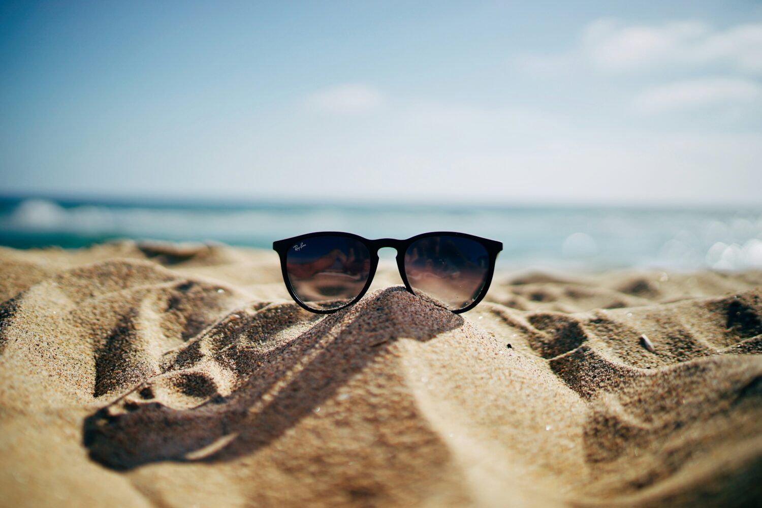 Lunettes de soleil sur la plage
