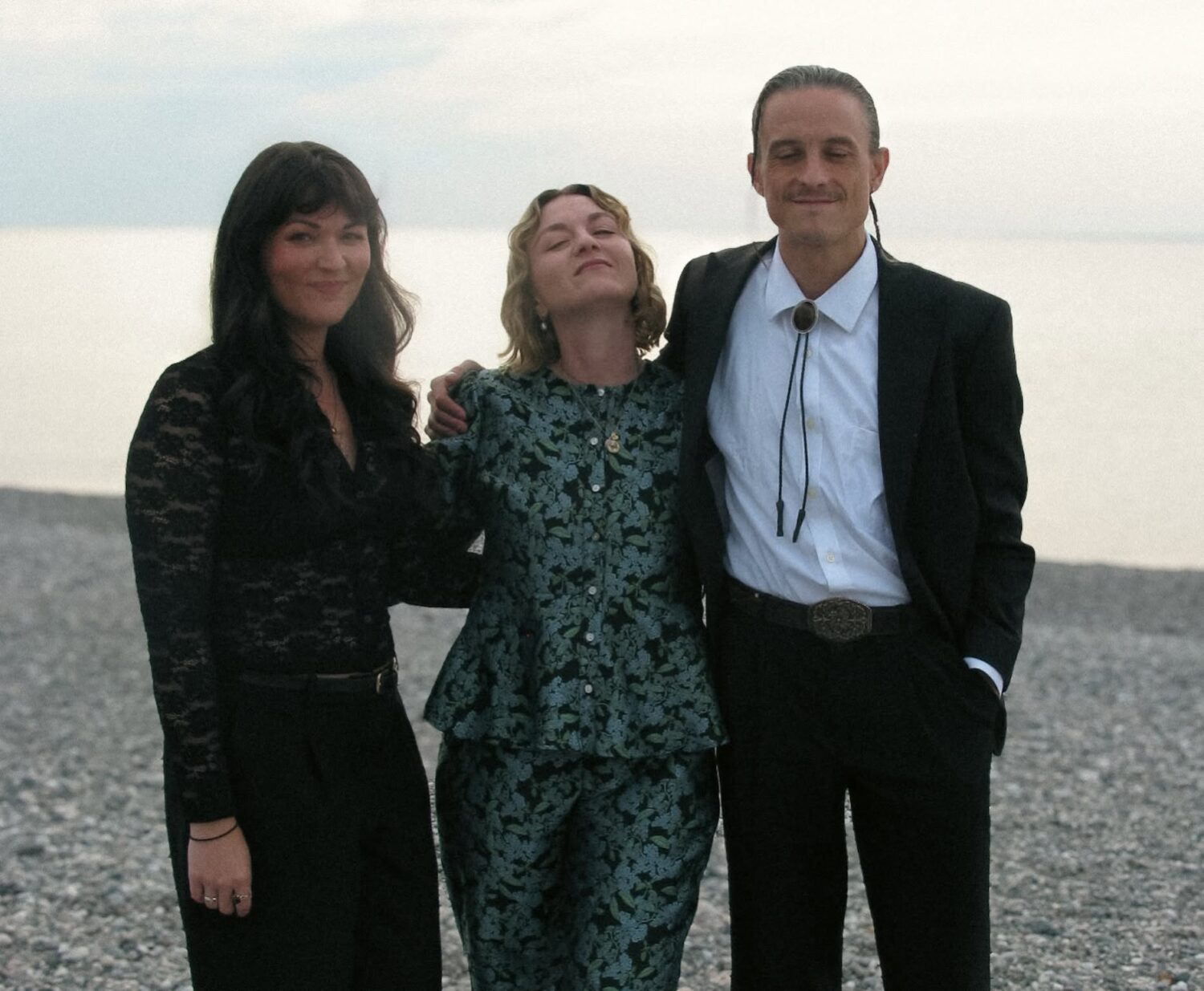 Les soeurs Boulay et Elliot Maginot sur une plage